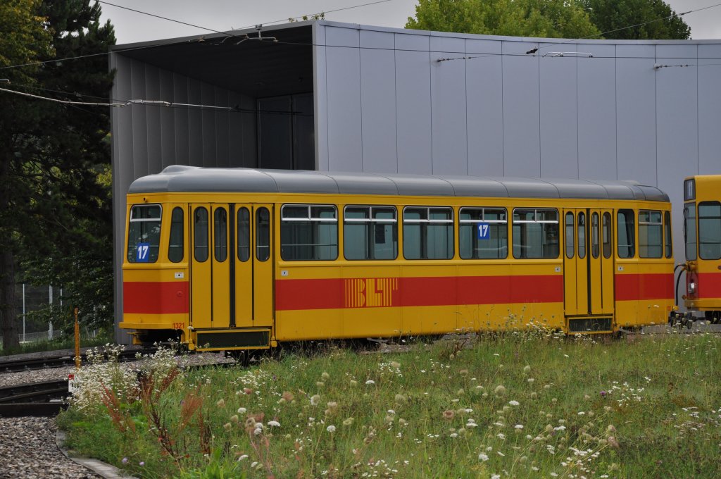 B4 1321 (ex BVB 1421) stellt im Depot Hslimatt ein. Die Aufnahme stammt vom 16.08.2011.