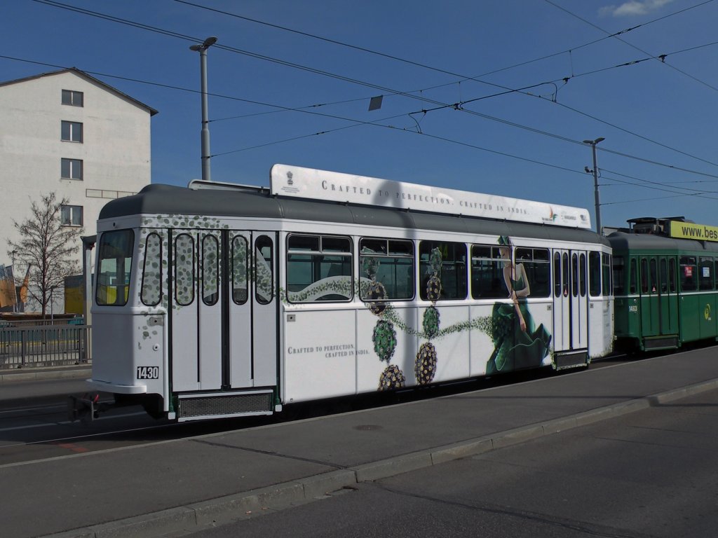 B4 1430 macht wrend der Uhren und Schmuck Messe werbung fr eine Austellung von indischem Schmuck. Die Aufnahme stammt vom 14.03.2011.