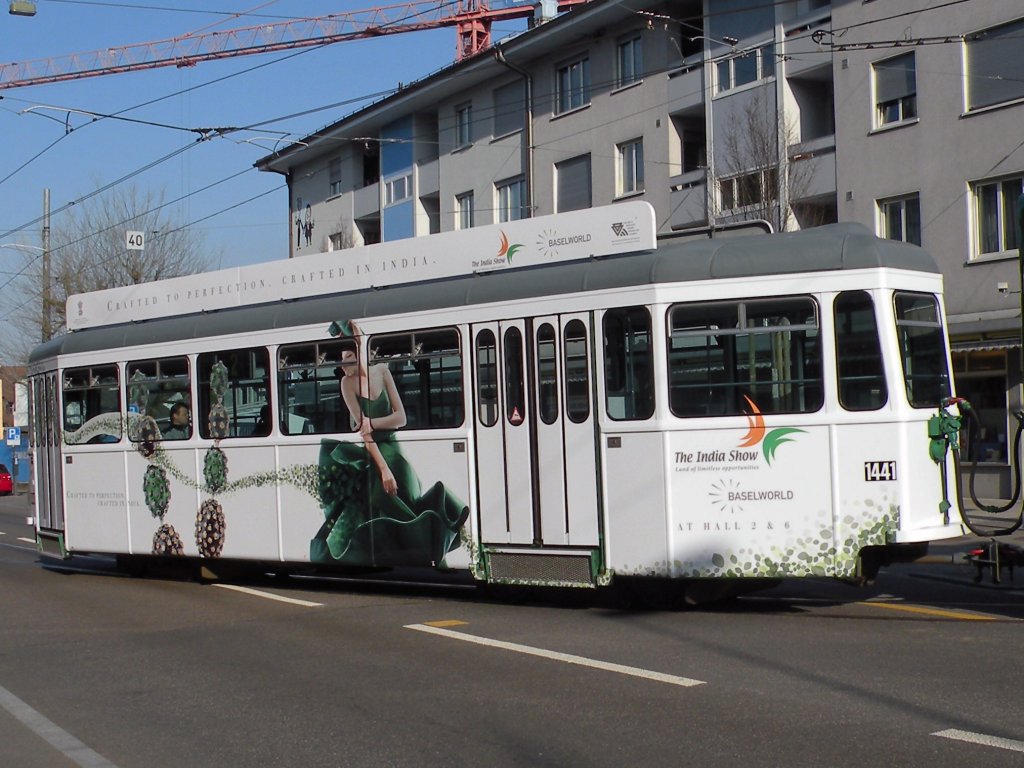 B4 1441 macht wrend der Uhren und Schmuck Messe werbung fr eine Austellung von indischem Schmuck. Die Aufnahme stammt vom 11.03.2011.