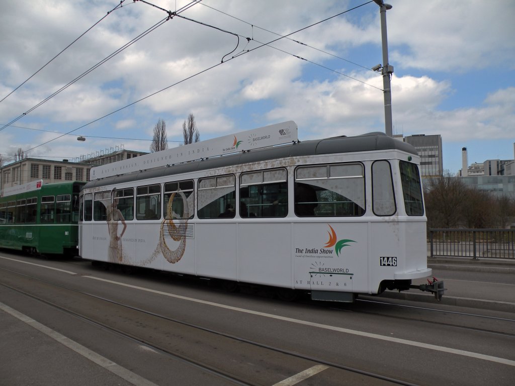 B4 1446 macht wrend der Uhren und Schmuck Messe werbung fr eine Austellung von indischem Schmuck. Die Aufnahme stammt vom 11.03.2011.