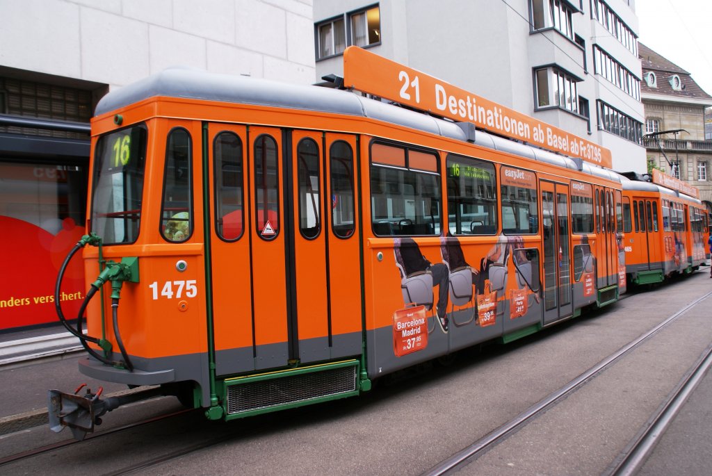 B4 1475 macht kurze Zeit mit dem Motorwagen 465 Werbung fr Easy Jet. Die Aufnahme stammt vom 10.09.2008.