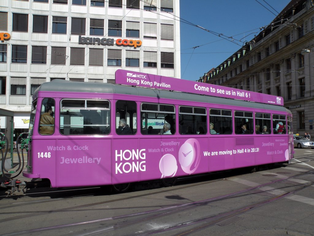 B4 Anhnger mit der Betriebsnummer 1446 und der Vollwerbung fr eine Schmuckfirma aus Hong Kong aug der Linie 14 an der Haltestelle Aeschenplatz. Die Aufnahme stammt vom 26.03.2012.

