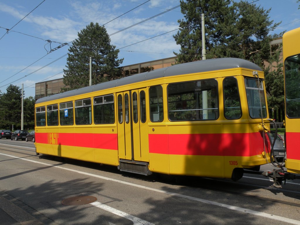 B4 mit der Betriebsnummer 1305 (ex BVB 1408) wird nicht mehr lange auf der Linie 17 zum Einsatz kommen. Wenn alle Tangos abgeliefert sind, werden keine B4 Anhnger bei der BLT zum Einsatz kommen. Die Aufnahme stammt vom 18.06.2012.