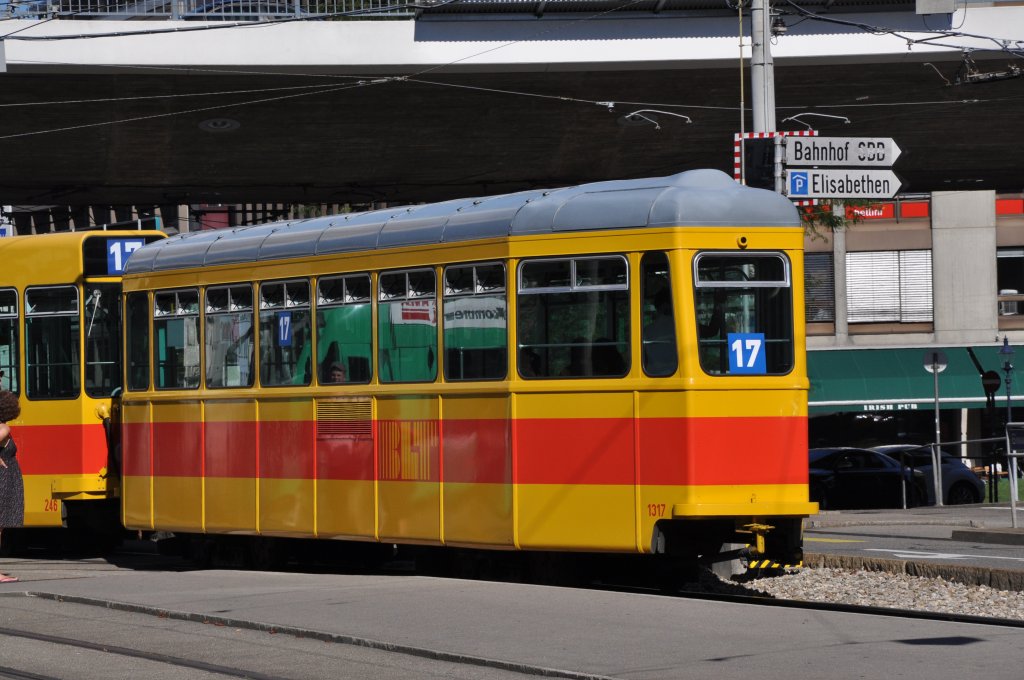 B4 mit der Betriebsnummer 1317 ist wohl bald nicht mehr in Basel zu sehen. Die Zeit der B4 Anhnger ist bei der BLT praktisch abgelaufen. Die Aufnahme an der Heuwaage entstand am 18.08.2012.
