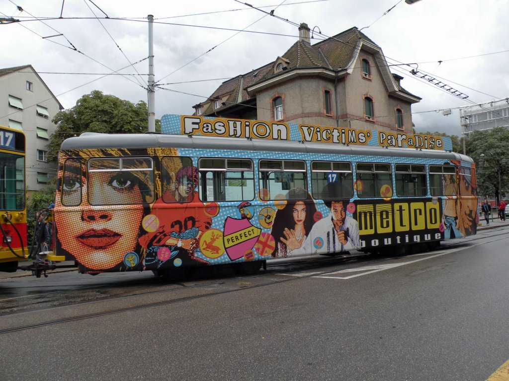 B4 mit der Betriebsnummer 1320 trgt die Vollwerbung fr die Kleider Boutique Metro. Die Aufnahme stammt vom 04.09.2009.