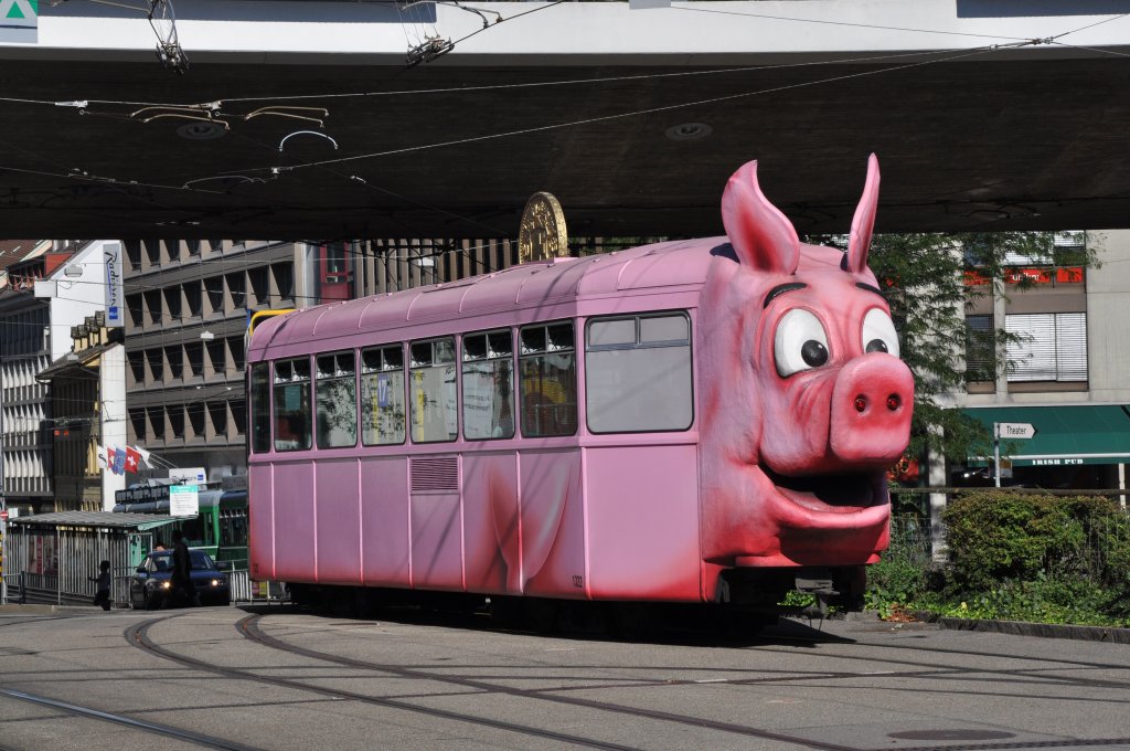 B4 Sulianhnger mit der Betriebsnummer 1322 ist wohl bald nicht mehr in Basel zu sehen. Die Zeit der B4 Anhnger ist bei der BLT praktisch abgelaufen. Die Aufnahme an der Heuwaage entstand am 18.08.2012.