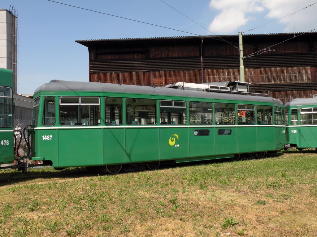 B4S 1487 wurde gerade einer Revision unterzogen und steht wieder im Einsatz. Die Aufnahme entstand am 02.05.2011 in der Schlaufe in Pratteln.