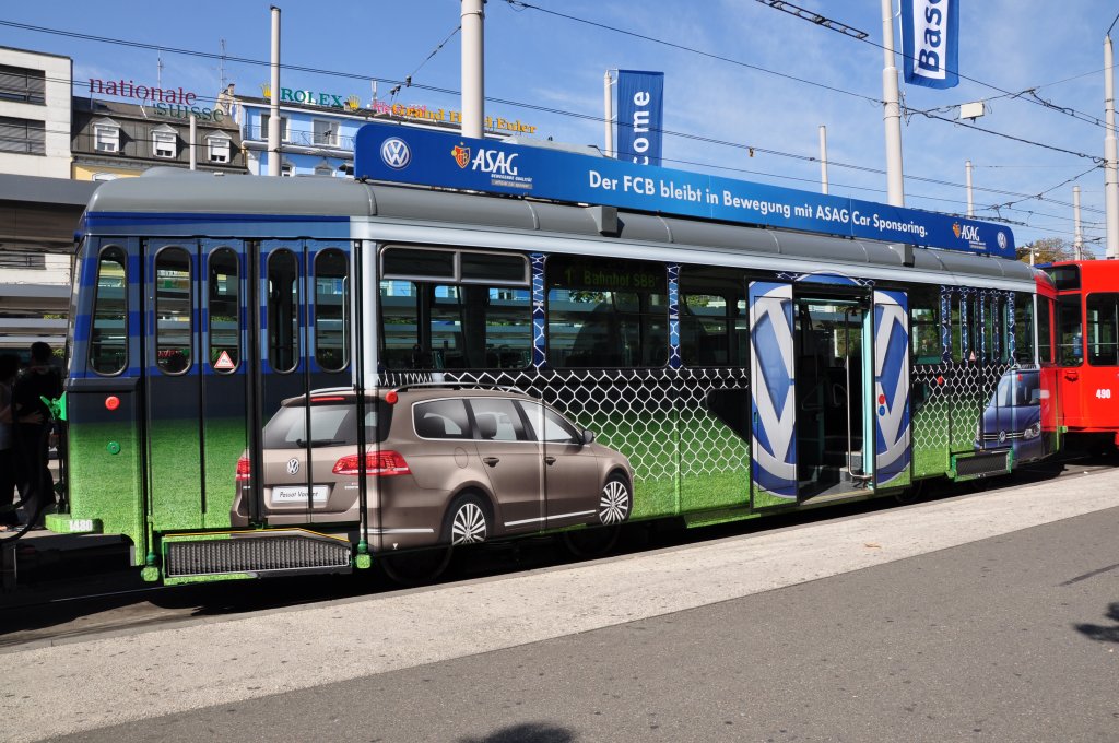 B4S mit der Betriebsnummer 1480 und der Vollwerbung des FCB Sponsors ASAG am Bahnhof SBB auf der Linie 1. Die Aufnahme stammt vom 25.09.2011.