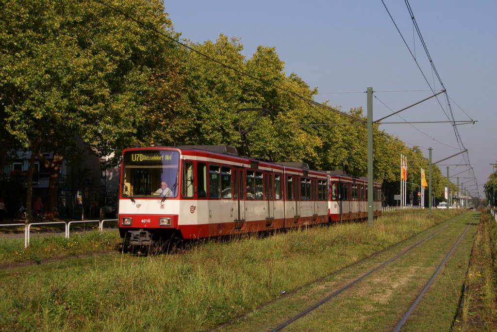 B80 4010 und 4011 als Sonderfahrt an der Haltestelle Nordpark/Aquazoo in Dsseldorf am 02.10.2011