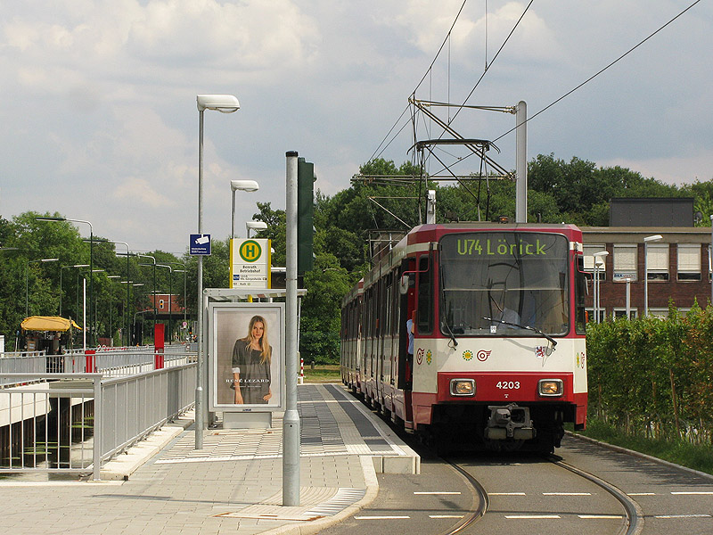 B80 (4203) als ein Zug der Linie U74 bei Benrath-Betriebshof, 23.07.2010.