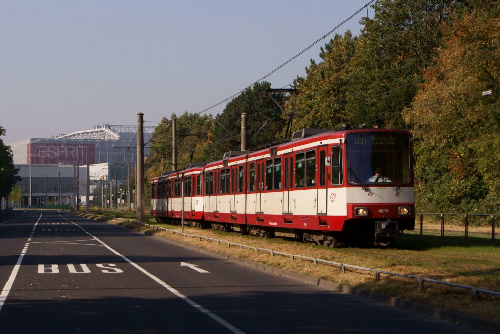 B80-Doppel 4010 & 4011 , welche vor 30 Jahren die Stadtbahn erffnet haben, am 02.10.2011 an der Esprit Arena in Dsseldorf