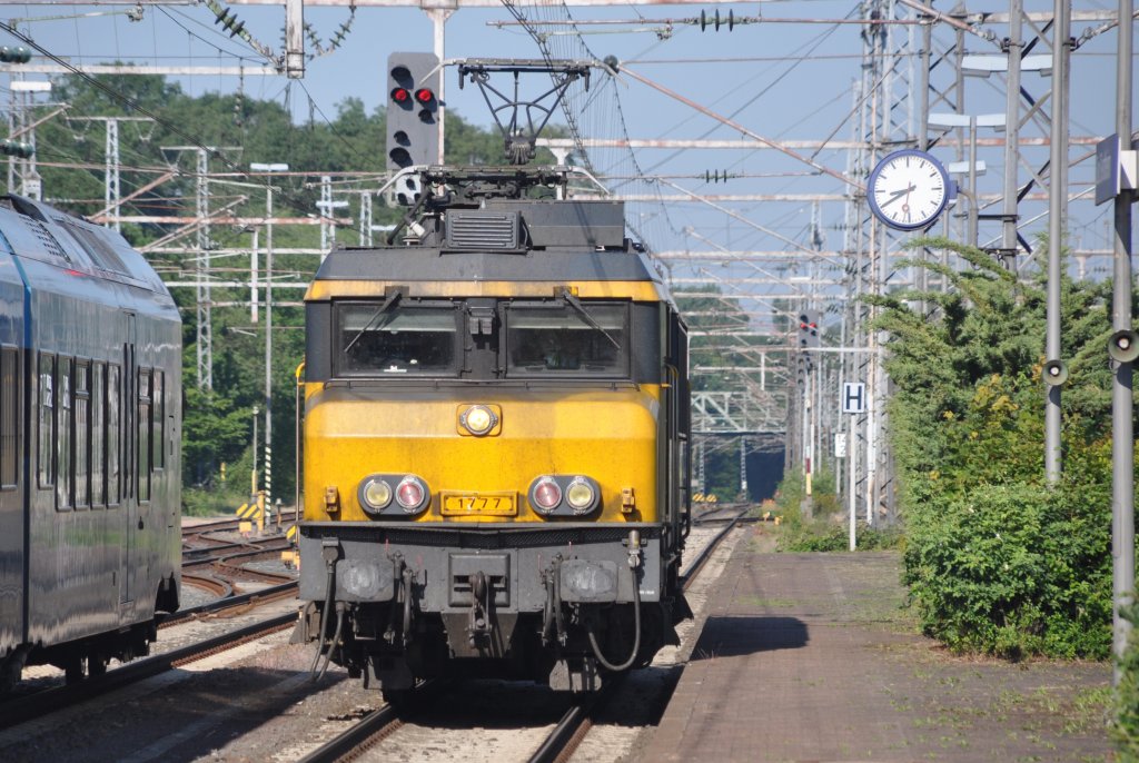 BAD BENTHEIM (Landkreis Grafschaft Bentheim), 30.05.2011, die niederländische Lok 1777 übernimmt den IC 242 nach Schiphol Airport