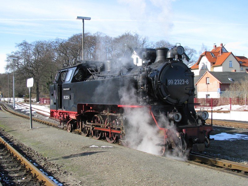 Bad Doberan; Molli-Lok 99 2323-6 wartet auf ihren Einsatz, 05.03.2010