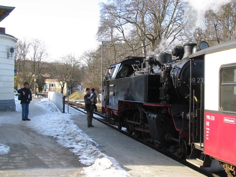Bad Doberan Molli-Lok 99 2323-6 setzt sich vor ihrem Zug nach Khlungsborn-West, 05.03.2010