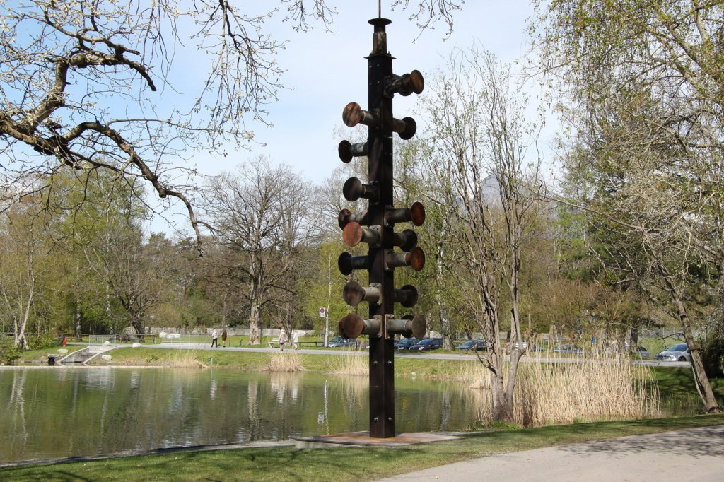  Bad Ragartz 2012  Skulptur aus Eisenbahn Hlsenpuffern im Giessenpark in Bad Ragaz.21.04.12