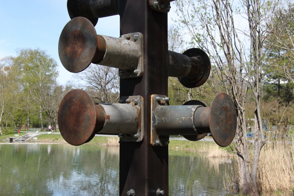  Bad Ragartz 2012  Skulptur aus Hlsenpuffern im Giessenpark in Bad Ragaz.21.04.12

