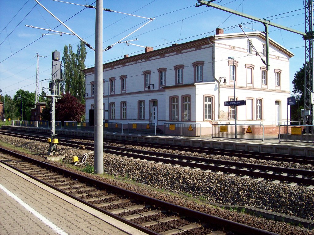 Bad Wilsnack, Station der Berlin-Hamburger Bahn (KBS 204), restauriertes (!) klassizistisches Bahnhofsgebude, Gleisseite und Bahnsteige (06.06.2010)