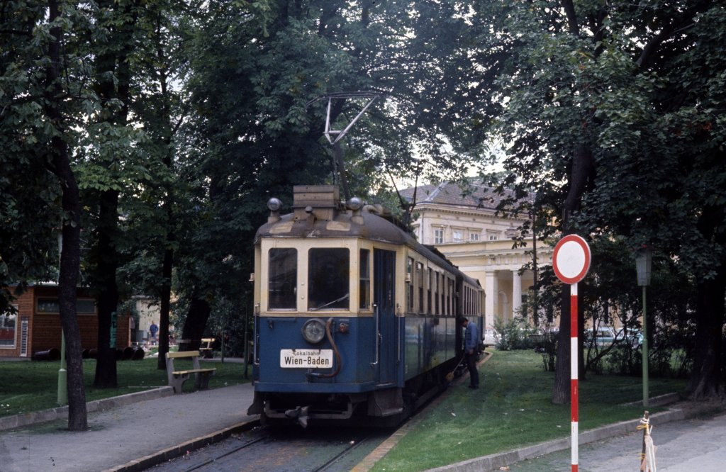 Baden bei Wien WLB-Zug Josefsplatz am 29. August 1969. - Scan eines Diapositivs.