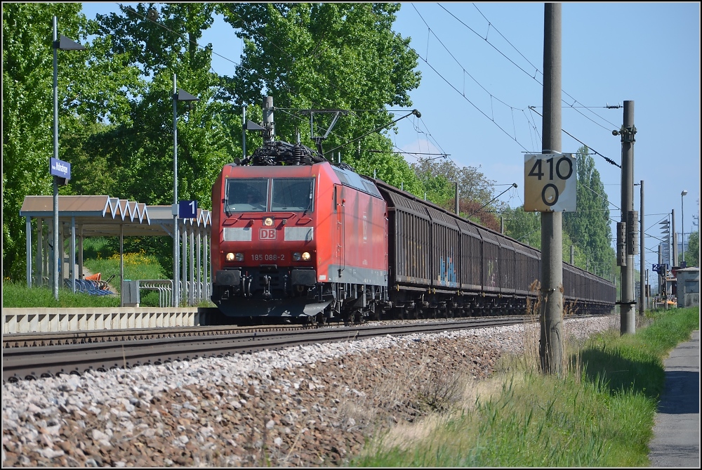 Badische Hauptbahn, die letzten Kilometer (I). 185 088-2 bei Durchfahrt des  Bahnhof Wollmatingen , km 410. G�terverkehr trotz Karfreitag 2011.