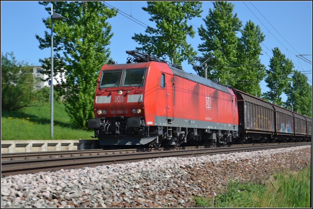 Badische Hauptbahn, die letzten Kilometer (II). 185 088-2 bei Durchfahrt des  Bahnhof Wollmatingen . Gterverkehr trotz Karfreitag 2011.