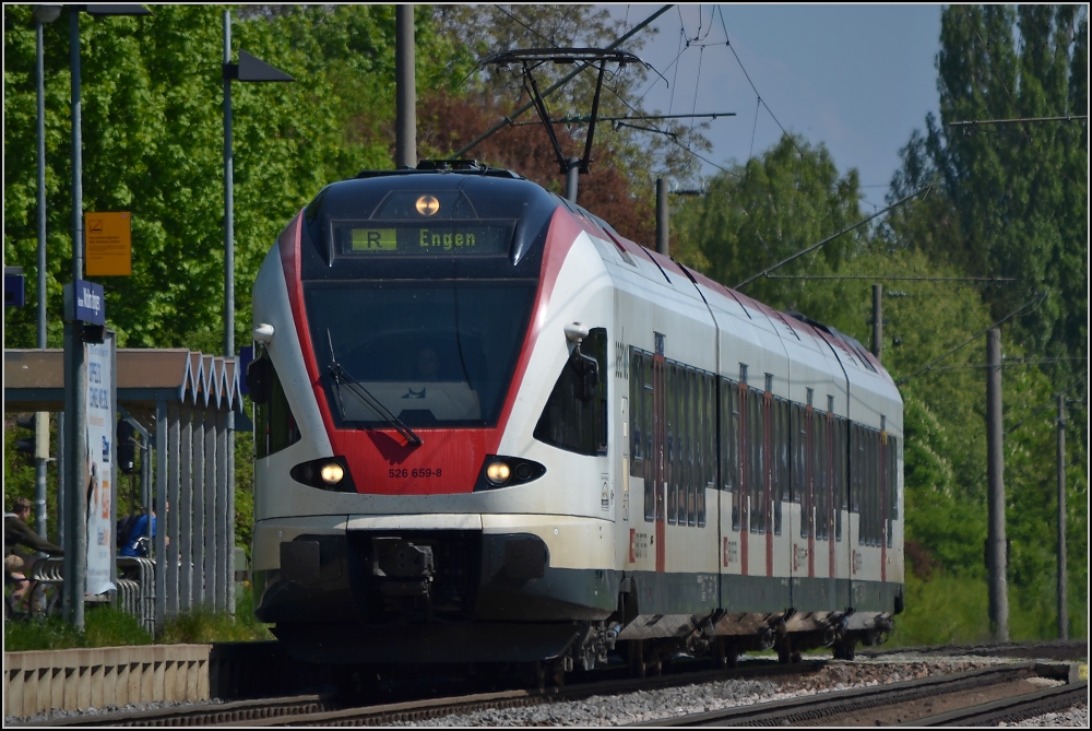 Badische Hauptbahn, die letzten Kilometer (III). Seehas 526 659-8 fhrt in dem  Bahnhof Wollmatingen  ein. April 2011.