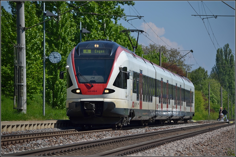 Badische Hauptbahn, die letzten Kilometer (IV). Hinter dem Seehasen 526 659-8 berqueren bereits die Fahrgste den Bahnbergang. April 2011.