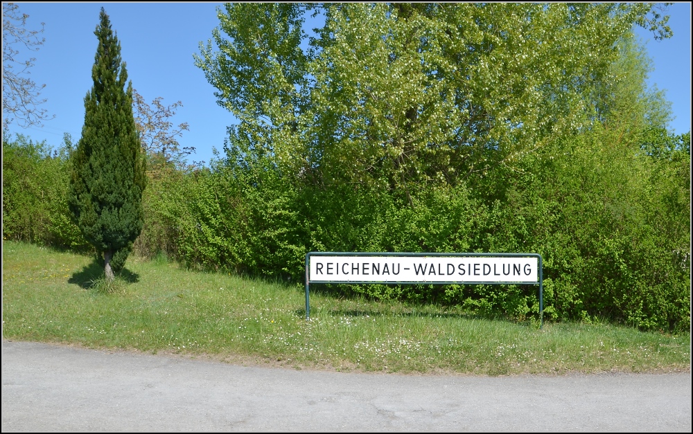 Badische Hauptbahn, die letzten Kilometer (V). Relikt an der Strecke: Reichenau Waldsiedlung, einziger stillgelegter Haltepunkt an der Seehasstrecke. Bereits die Schienenbusse lie�en in den 70ern diesen Halt bereits mangels Fahrg�sten aus. Dennoch gibt es hier dieses wundersch�ne Relikt aus alter Zeit. Vom Bahnsteig jedoch keine Spur mehr. April 2011.