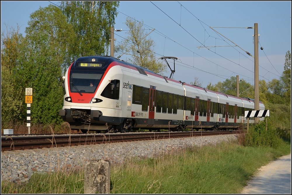 Badische Hauptbahn, die letzten Kilometer (X). 521 207, ein Seehas mit  falscher Nummer  ist gerade in Markelfingen gestartet. April 2011.