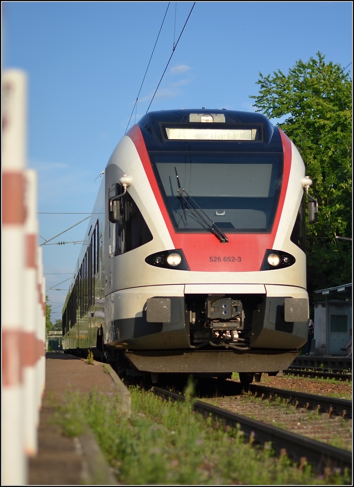 Badische Hauptbahn, die letzten Kilometer (XIV). Seehas 526 652-3 beim Halt in Allensbach; Klappdisplays sind manchmal praktisch... Juni 2011.