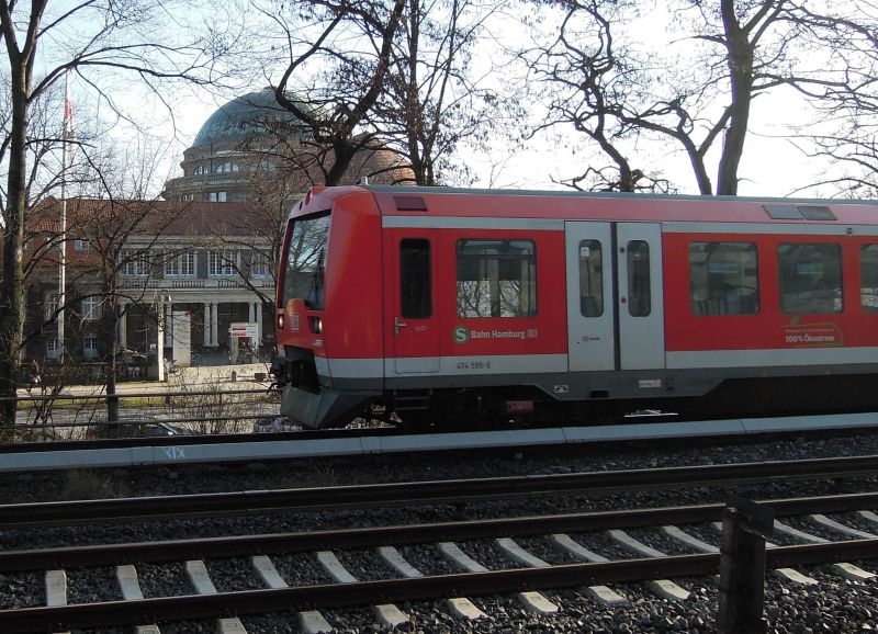 Bahn und Bildungssttte: ein Zug der Hamburger S-Bahn bei der Ausfahrt in  Dammtor  vor der Kulisse des Uni-Gebudes. 22.3.2012 