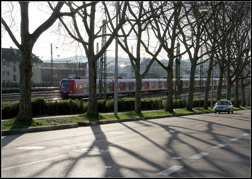 Bahn hinter Bäumen - 

Ein S-Bahnzug in Richtung Backnang verlässt den Bahnhof Stuttgart-Bad Cannstatt. 

26.03.2012 (M)