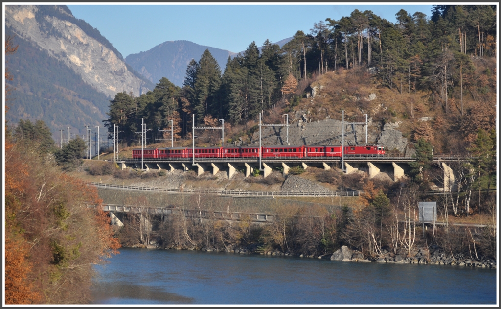 Bahn, Kantonsstrasse, Nationalstrasse und Rhein fllen das Tal bei Reichenau-Tamins aus. RE1240 nach Disentis mit einer Ge 4/4 II erscheint auf der Bildflche. (23.11.2011)