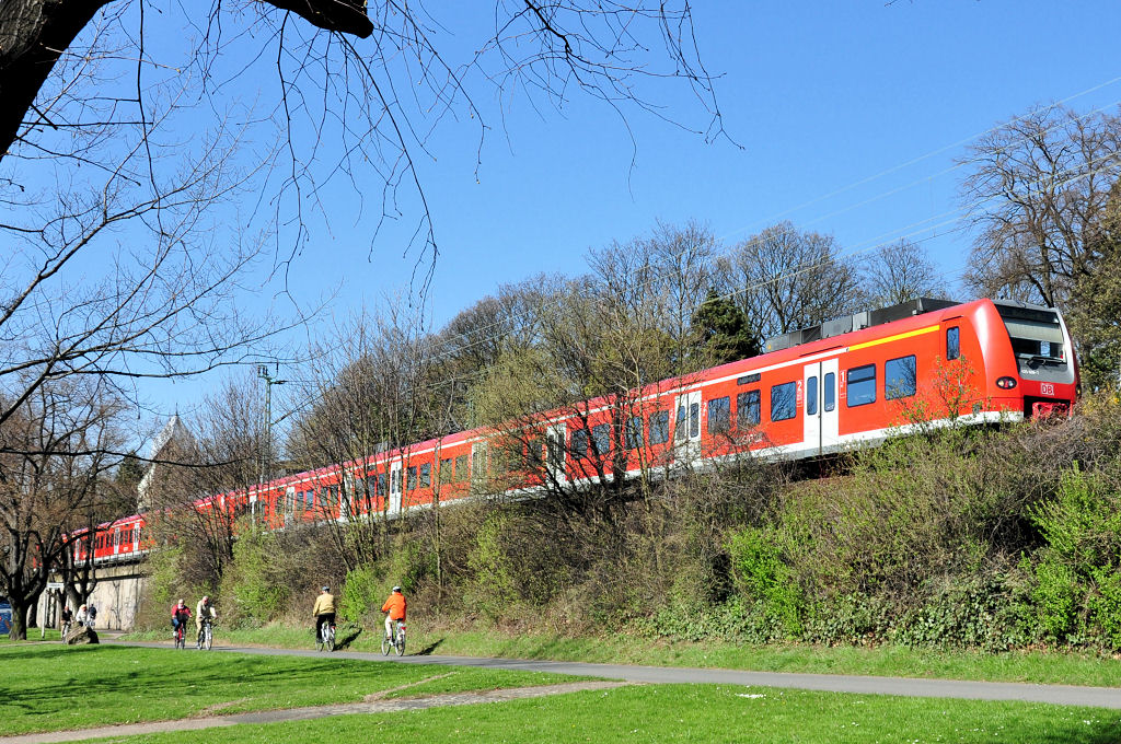 Bahn und Natur, 425 608-7 fhrt bei Oberkassel durch das beginnende  Frhlingserwachen  - 06.04.2010