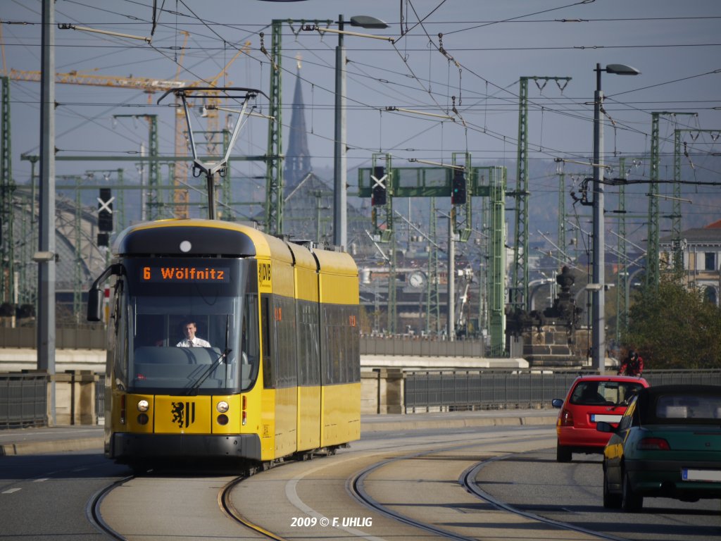 Bahn-Parallele - Ein NGTD8DD eilt auf Linie 6 in Richtung Wlfnitz ber die Marienbrcke (07.11.2009). Im Hintergrund erkennt man die parallel verlaufende Eisenbahnbrcke mit dem Sdvorfeld des Bf. DD-Neustadt. 