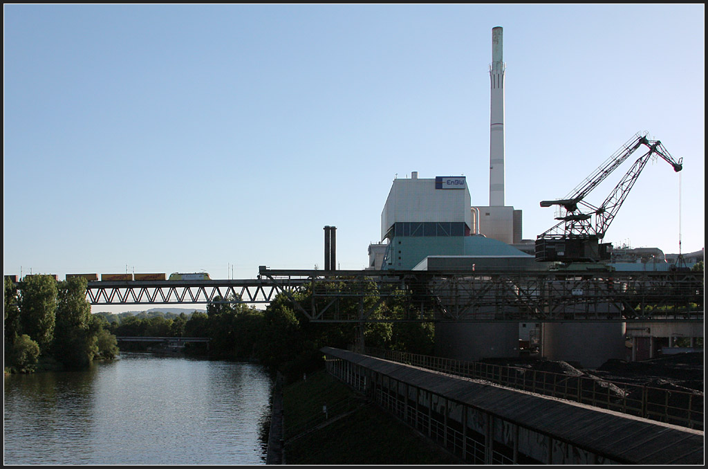 Bahn und Stadtlandschaft - 

Die Schusterbahn (hauptsächlich Güterverkehr) quert das Neckartal in Stuttgart-Bad Cannstatt auf einem großen Viadukt. Diese Brücke wirkt dann aber neben dem riesigen Kraftwerk Münster doch recht klein. 

25.05.2011 (M)