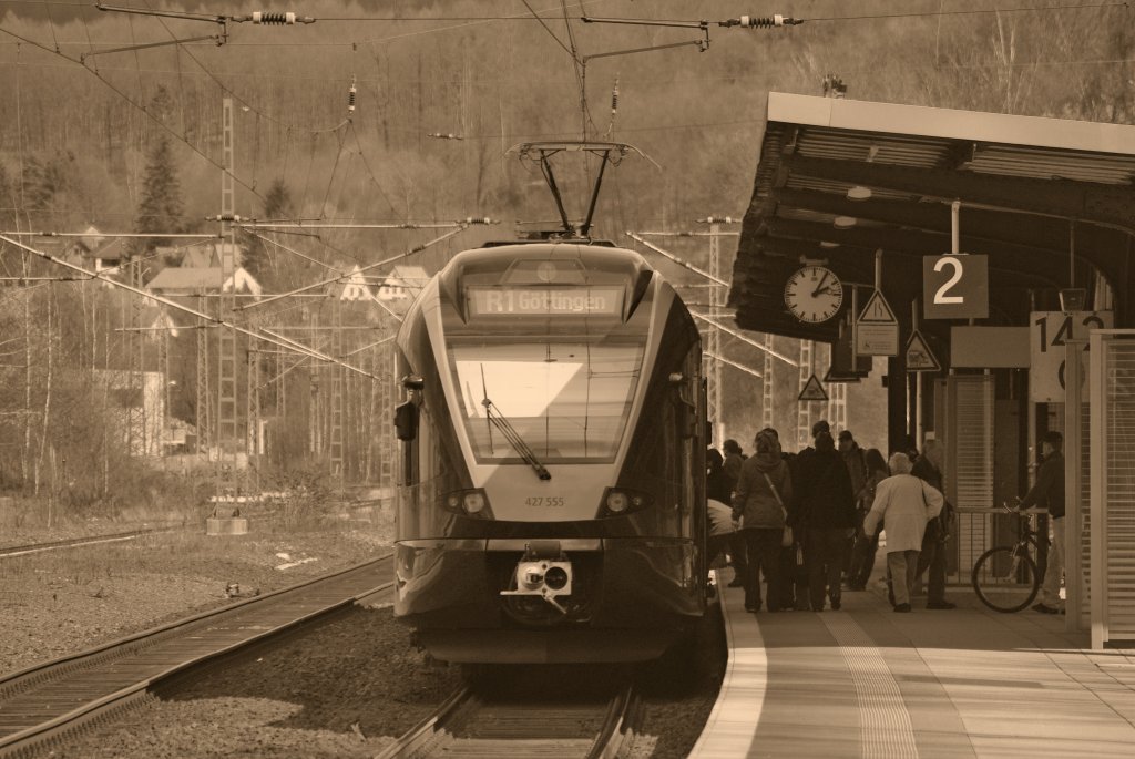 Bahnalltag in Hannoversch Mnden. R1 der Cantus (427 555) zwischen Kassel und Gttingen beim Halt in Hann. Mnden. Aufgenommen am 31.03.2010.