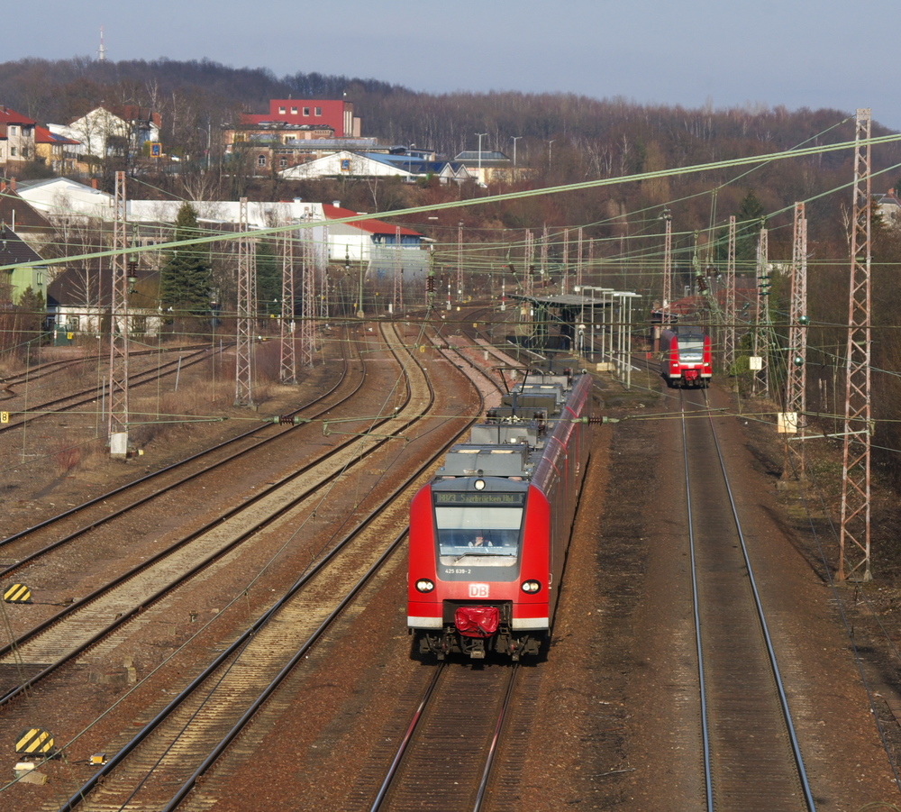 Bahnalltag im Jahr 2012 - 

Im Regionalbahn Verkehr gehren Lok bespannte Zge leider der Vergangenheit an. Nicht nur die Vielfalt der Loks, auch die der Wagen, gehrt der Vergangenheit an.

Wir befinden uns am 21.02.2012 im Sulzbachtal, KBS 680, beim Bahnhof Sulzbach Saar. Die 425er und 426er Triebwagen bestimmen das Bild im Berufsverkehr.
Die RB 73 verbindet Saarbrcken Hbf. mit St. Wendel und Trkismhle. In Trkismhle endet der Fahrdraht

425 038 und 426 139 treffen sich in Sulzbach.

Links kann man erahnen dass hier frher auch reger Gterverkehr statt fand. Nicht mehr im Bild ganz links der Grubenbahnhof der Grube Hirschbach.

Die Bume im Hintergrund stehen nicht auf einer natrlichen Erhebung sondern auf einer Bergenhalde. Im Umkreis von 5 Kilometern gab es mehrere Kohlegruben, Hirschbach - Altenwald - Maybach - Jgersfreude - Camphausen.

brigens: Viele Jahre lang waren die Bergleute keine Bahnkunden im Berufsverkehr. Sie wurden in den 60er,70er und 80er kostenlos mit Bussen befrdert.
 
