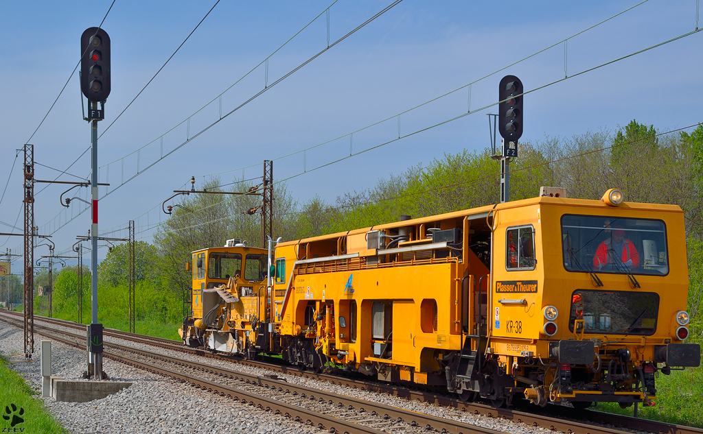 Bahnbaumaschine fhrt durch Maribor-Tabor Richtung Norden. /30.4.2013