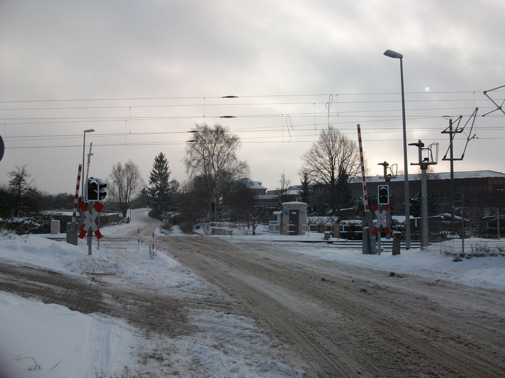 Bahnbergang Dahlwitzhof in Rostock in Richtung Bahnbetriebswerk am 04.Dezember 2010.