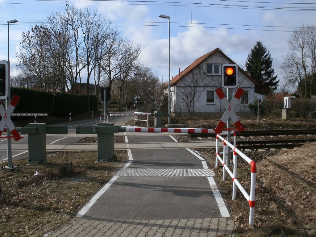 Bahnbergang fr Fussgnger und Radfahrer in Wackerow bei Greifswald am 20.Februar 2011.