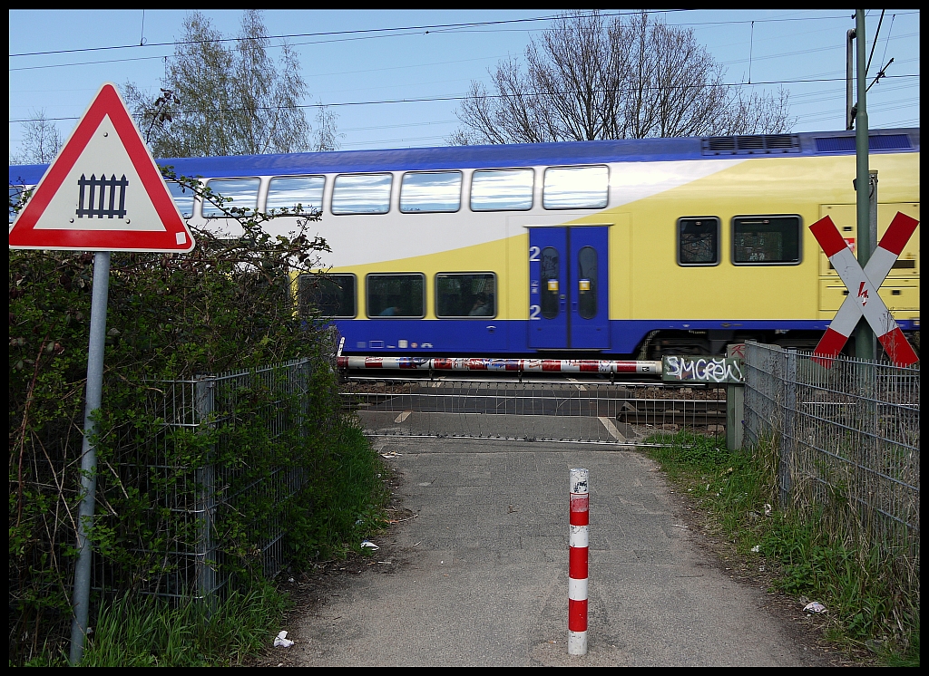 Bahnbergang nur fr Fugnger an der Fernbahnstrecke nach Cuxhaven. Hamburg-Harburg, 28.4.2013