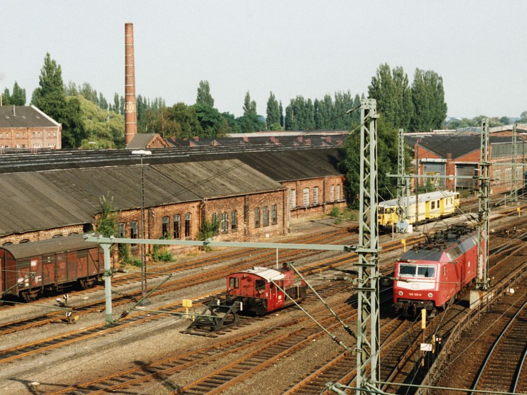 Bahnbetriebwswerke Oldenburg, leider heute nicht mehr dort. Hier gibt es eine Kf und die 120 125-0 zu sehen. Das Bild ist 20 Jahre alt (14-09-1991). Bild und scan: Date Jan de Vries.