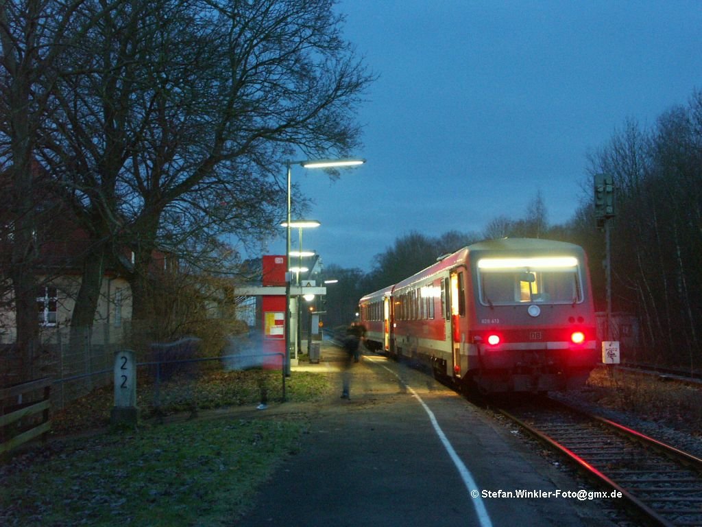 Bahnbhof Hof Neuhof am Morgen des 3.12.2009. Der 628 413 hat den Dienst des kürzesten Zuglaufes auf der Strecke nach Bad Steben und fuhr den Schülerzug um 7.17 Uhr über eine Distanz von einer Station vom Hofer Hauptbahnhof nach Neuhof. Kaum eingefahren mit Zugzielanzeige Hof-Neuhof wechselte diese nach  nicht einsteigen  und das Ausfahrsignal zeigte schon wieder grün für die Rückfahrt als LR zum Hbf. Ausgestiegen waren ca 20 Schüler.