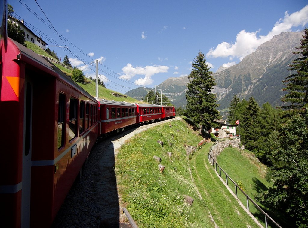 Bahnbild ohne Lok/Triebwagen. Die Wagen des bergwrts fahrenden R 1660 von Tirano nach St. Moritz zwischen den Stationen Poschiavo und Cadera (18.08.2012).