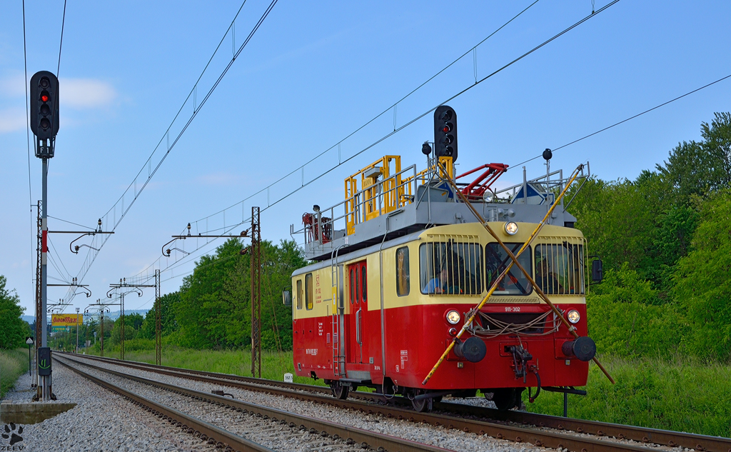 Bahndienstfahrzeug S�911-302 f�hrt durch Maribor-Tabor. / 23.5.2012 