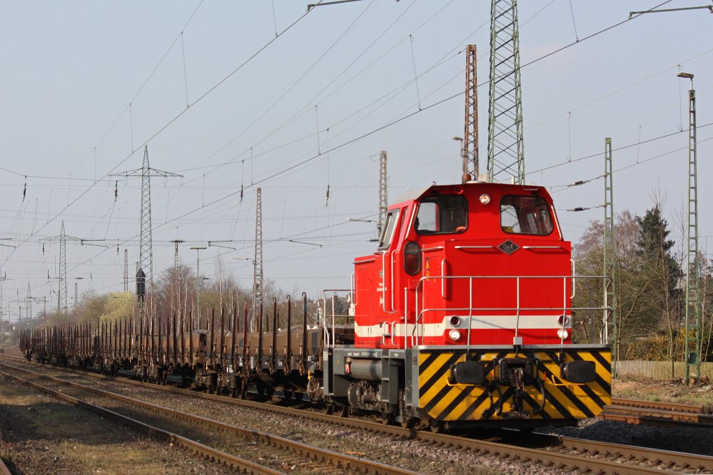 Bahnen der Stadt Monheim Lok Max 80 am 22.3.12 mit einem Stahlzug bei der Durchfahrt durch Ratingen-Lintorf.