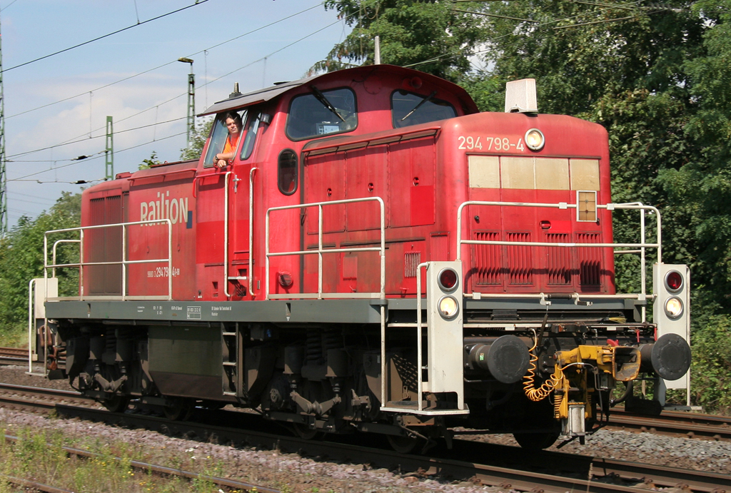 Bahnfreak Andi mit der 294 798-4 fhrt Lz durch Ratingen Lintorf am 17.08.2011 Gru zurck!