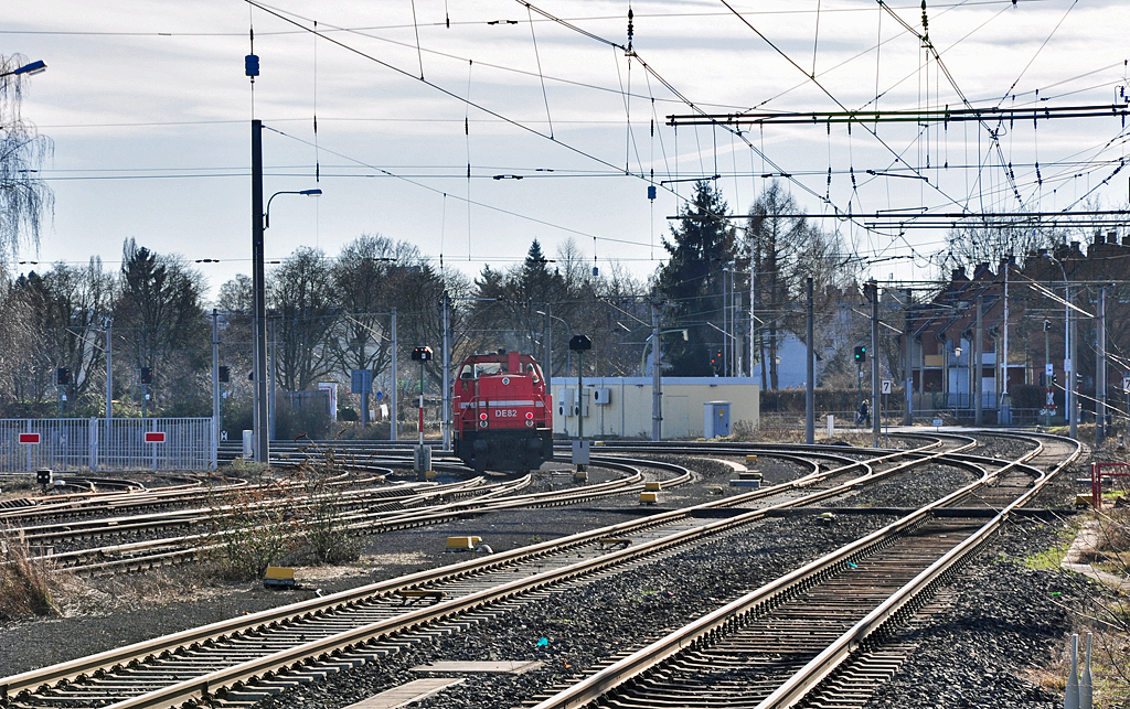 Bahngel�nde in Br�hl-Vochem mit DE82-Lok (MaK DE 1002) der HGK - 07.02.2011