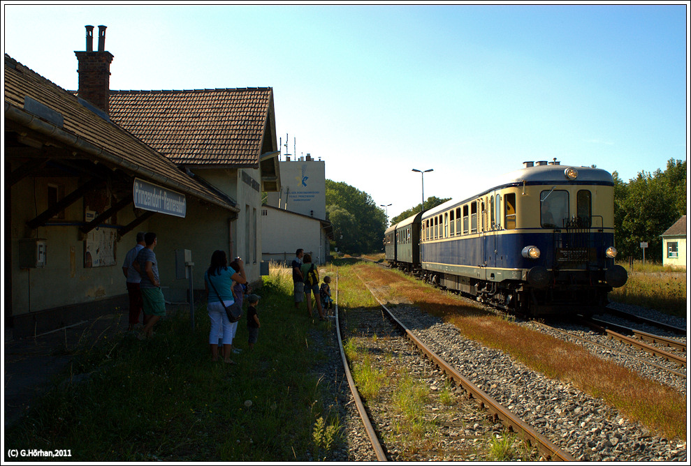 Bahnherbst im Zayatal: unter diesem Motto fand eine Sonderfahrt des Mistelbacher Eisenbahnvereines  Verein Neue Landesbahn  statt, die vom 5042.14 mit zwei Spantenwagen gefhrt wurde, um eine Garnitur aus den 80ern stilecht nachzubilden. Diese Fahrt hatte auch einige Spezialitten zu bieten: Besteigung des Lagerhaus-Silos in Wilfersdorf, Fhrung durch das Erdlmuseum in Neusiedl an der Zaya, div. Stopps z.B. beim ehem. Neusiedler Schilift, Heurigenbesuch in Hauskirchen etc...
Der Zug erreicht hier gerade Prinzersdorf-Rannersdorf, 11.9.2011