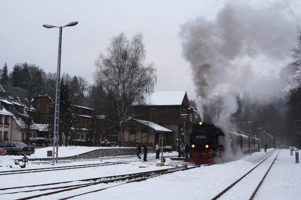 Bahnhof Alexisbad am eisigen und grauen Morgen des 26.01.2013. Auf Gleis 2 steht 99 7245 mit dem Sonderzug  Quedlinburger Brockenexpress  und ist gerade mit dem Wasserfassen beschftigt, sodass fr die Fahrgste gengend Zeit bleibt, ein paar Aufnahmen zu machen. Leider wollte Petrus hier noch gar nicht mitspielen, wie der triste graue Himmel zeigt.